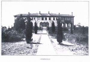 Photograph of “Stormfield” (scan from “Mark Twain, a Biography”). Source: Mark Twain, a Biography, Paine, 1912 (facing page 3:1450). Public domain, https://archive.org/details/marktwainbio03painrich/page/1450.